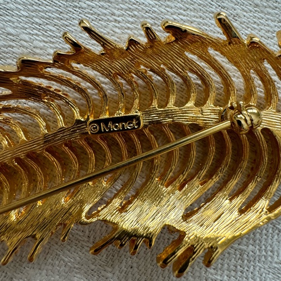 MONET Vintage Signed Leaf Brooch - Picture 5 of 7